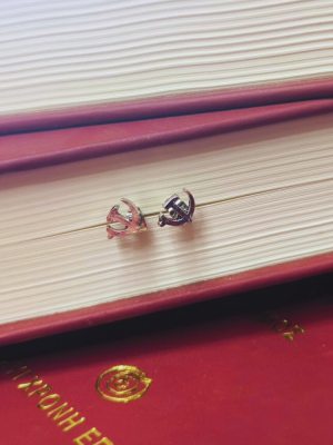 skoularikia (2) Σκουλαρίκια Σφυροδρέπανο Καρφάκια